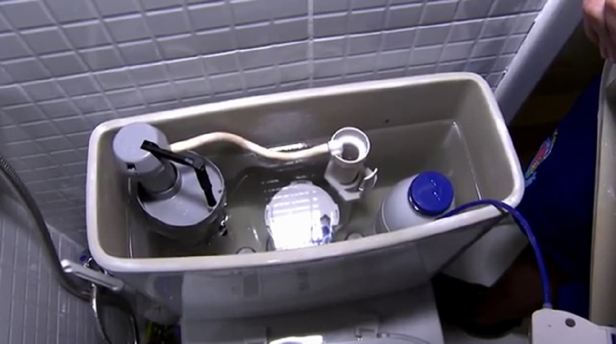 Garrafa no vaso sanitário (Reprodução/ TV Globo)
