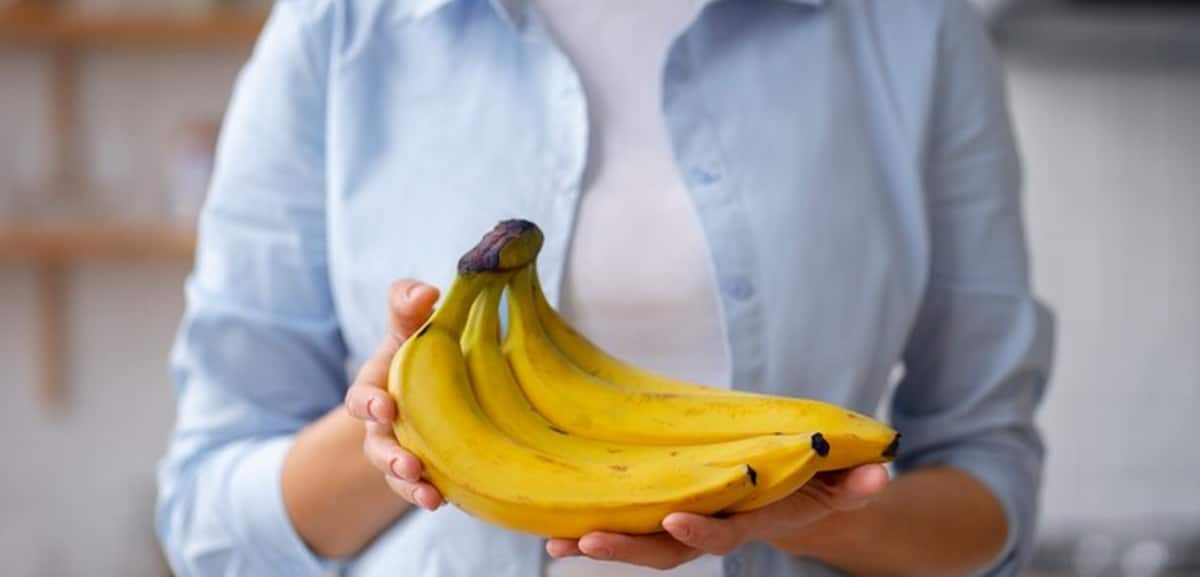 A banana é uma fruta tropical que dá em pencas na bananeira, utilizado em receitas doces e salgadas (Foto: Reprodução/ FreePik)