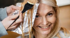 Maneiras naturais para encobrir cabelos grisalhos: receitas com alecrim e ingredientes inesperados