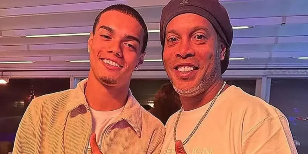 Ronaldinho Gaúcho ao lado do filho, João Mendes (Foto: Reprodução)