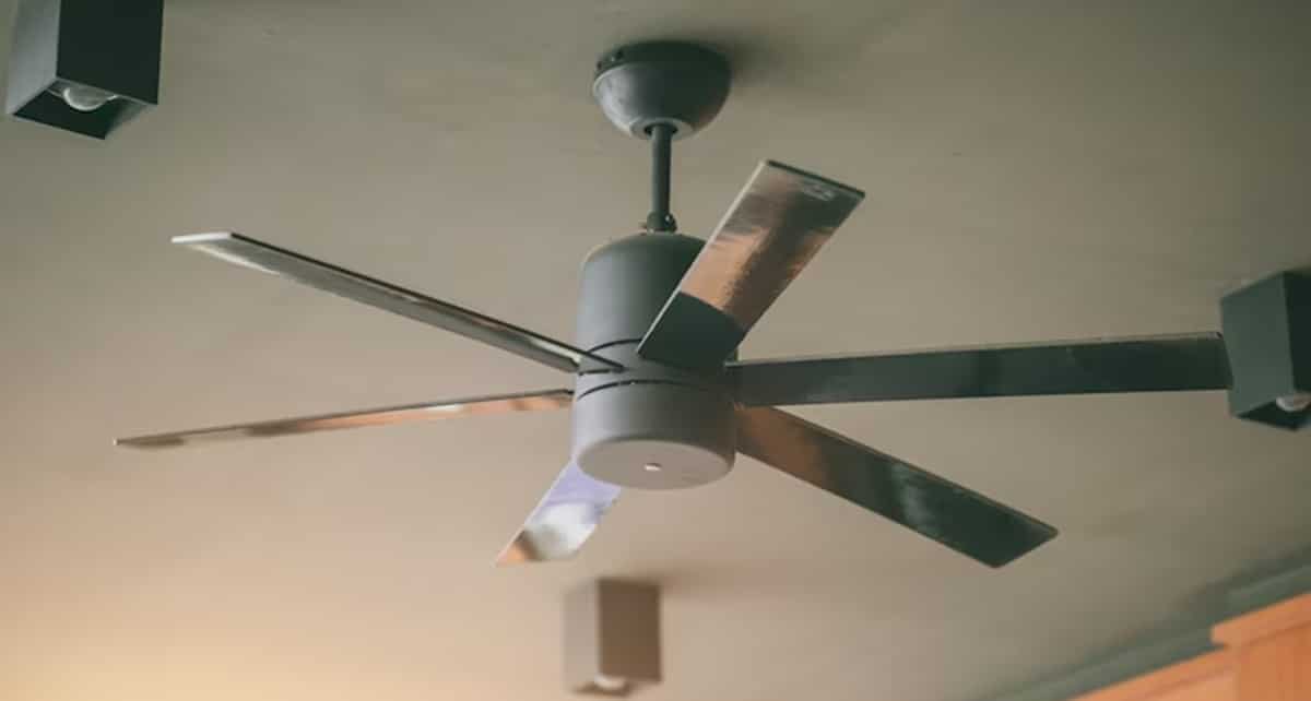 Ventilador de teto é o reomendado para ajudar o ar-condicionado no 'Inverter' (Foto: Reprodução/ FreePik)