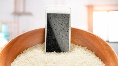 Seu iPhone molhou? Não coloque no arroz; Apple explica o motivo