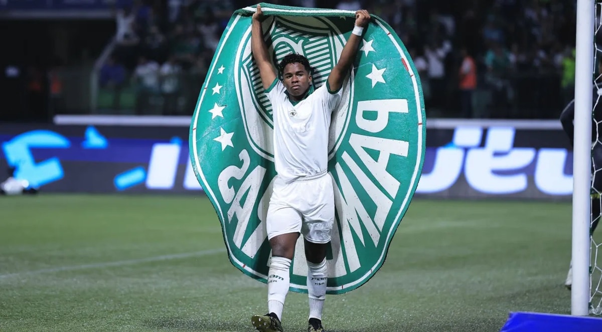 Fotos de Endrick comemorando vitória do Palmeiras com brasão do clube, viraliza na imprensa mundil esportiva (Foto: Reprodução/ Ettore Chiereguini/ AGIF)