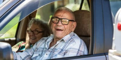 Motoristas idosos recebem notícia impressionante e comemoram avanço no trânsito; veja o que muda