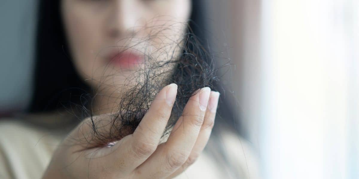 Truque caseiro com um ingrediente vai combater a queda de cabelo (Imagem Reprodução Canva)