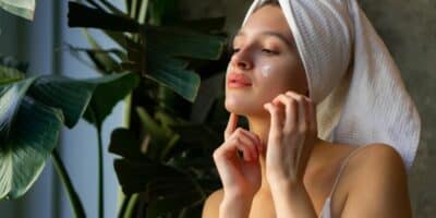 Faça esses 5 passos para uma rotina matinal de skin care saudável que vai mudar a pele do seu rosto
