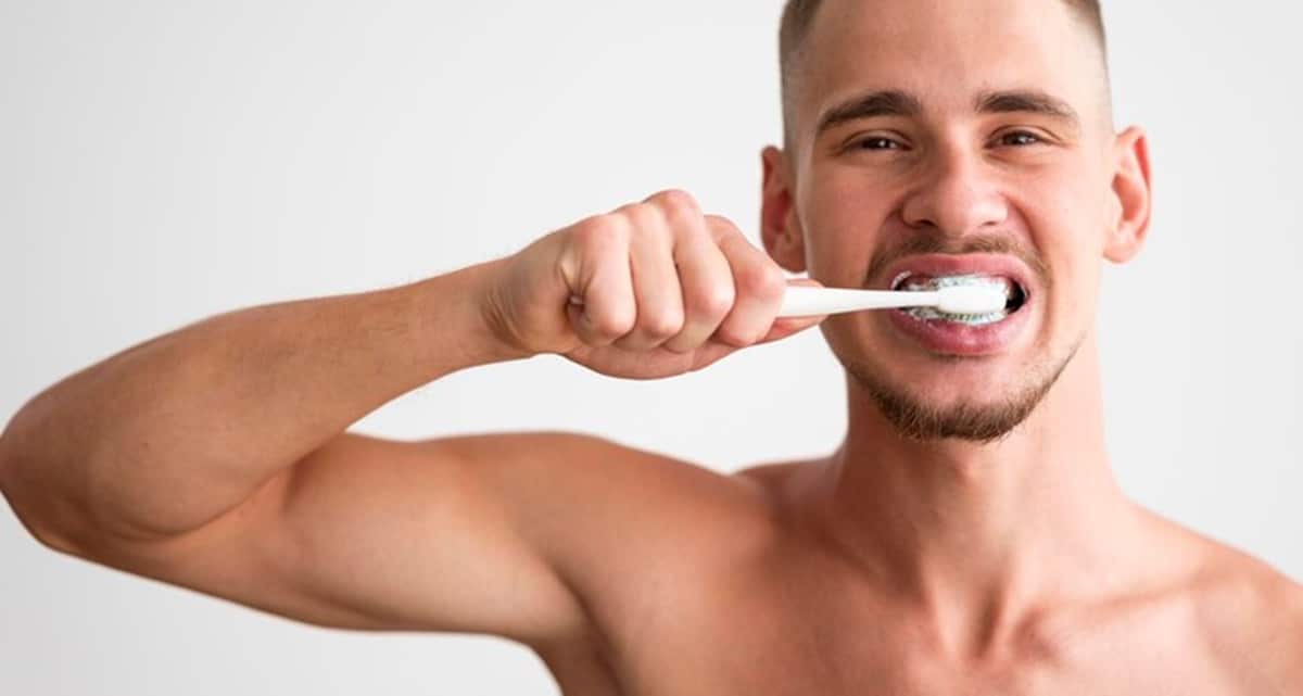 Trocar de escova de dentes a cada 3 meses e escovar regularmente evita idas ao dentista (Foto: Reprodução/ Freepik)