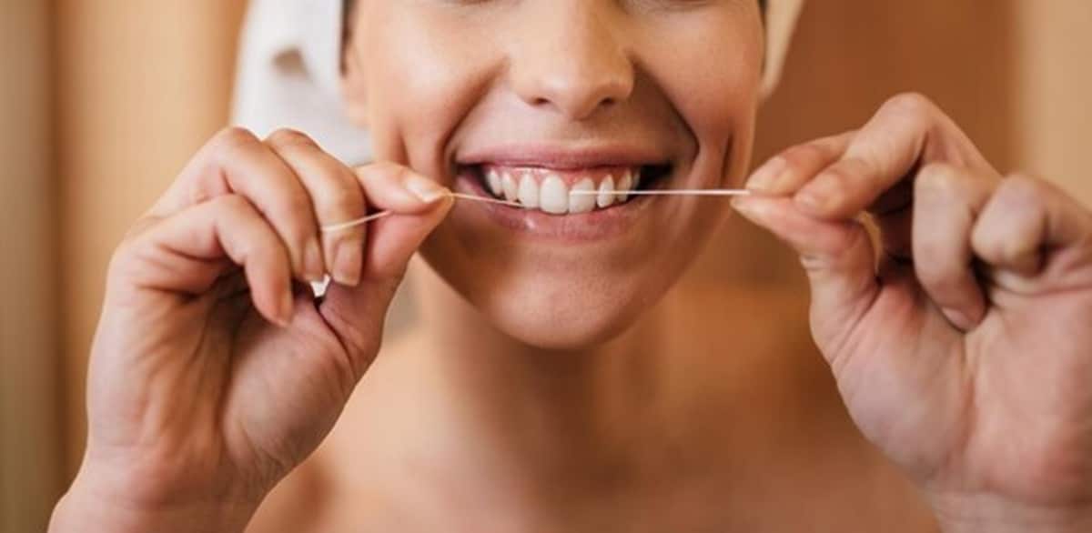 O uso do fio dental 1 vez ao dia ajuda muito na saúde bucal (Foto: Reprodução/ Freepik)