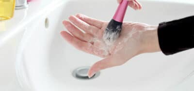 Saiba como lavar corretamente seus pincéis de maquiagem e evitar fungos!