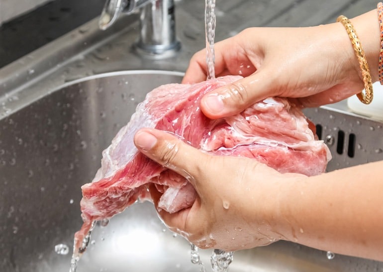 Lavar carnes cruas não é recomendado e pode trazer problemas de saúde (Foto: Reprodução/Internet)