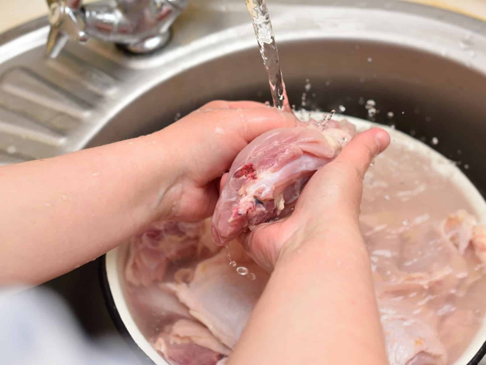 Assim como a carne vermelha, lavar frango também não é uma boa escolha (Foto: Getty Images)