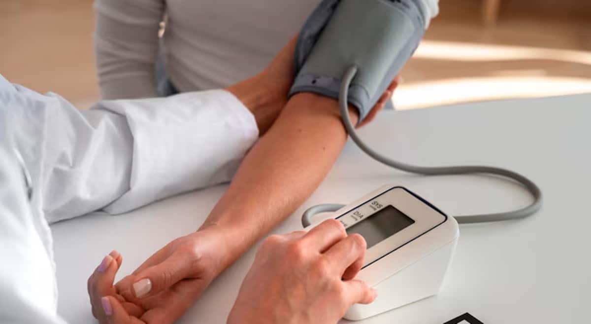 Ato de medir a pressão arterial deve ser feito diariamente (Foto: Reprodução/ Freepik)