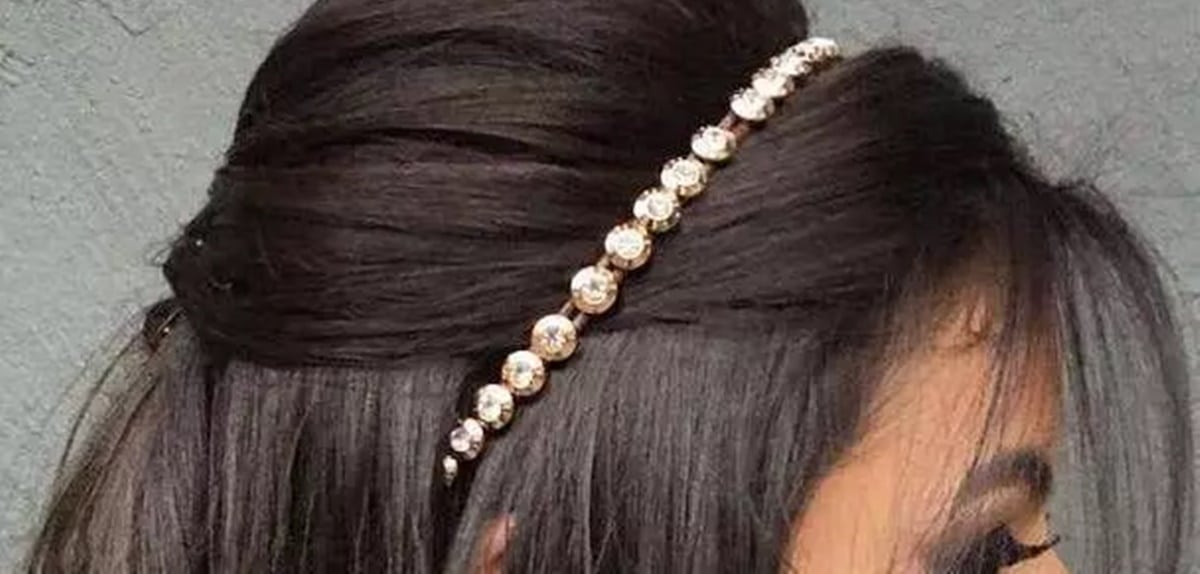 Penteado feminino: Tiara com pérolas (Foto: Reprodução/ Internet)