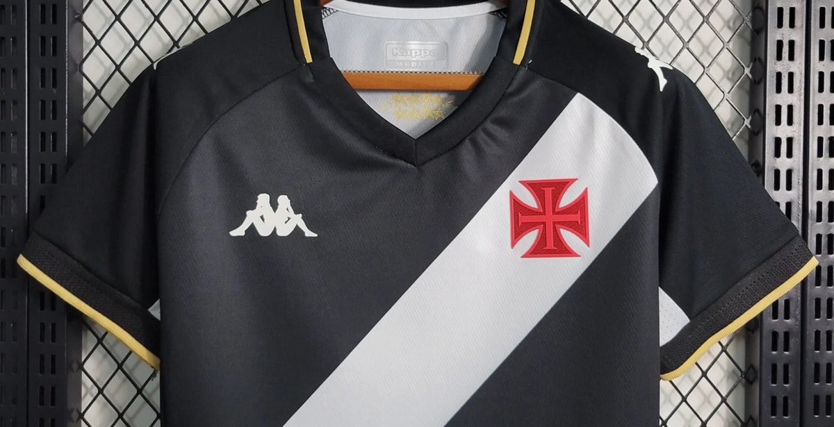 Atual camisa do Vasco no aguardo de um patrocinador máster português (Foto: Reprodução/ Internet)