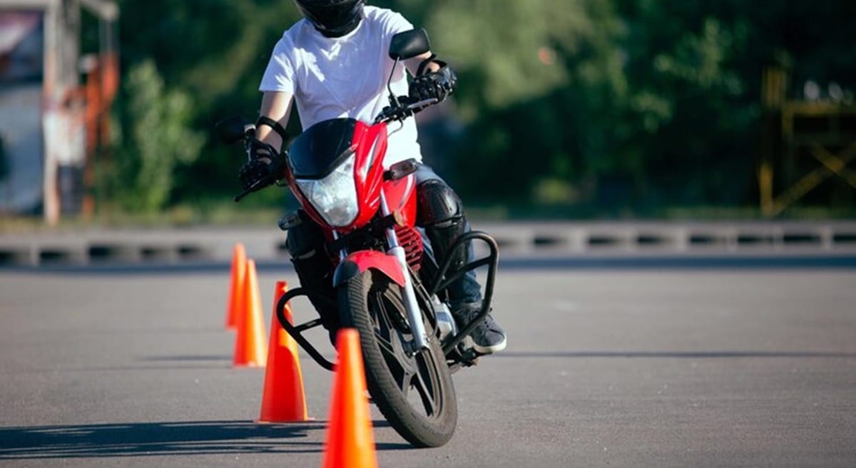 Categoria B para motocicletas não necessitará de autoescola para CNH, caso Lei seja aprovada (Foto: Reprodução/ Freepik)
