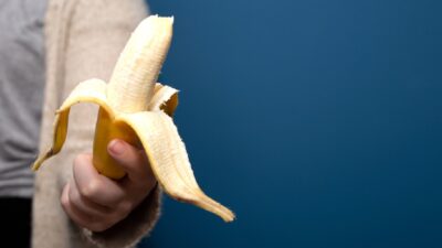Banana em jejum: vantagens e problemas de ingerir a fruta com a barriga vazia