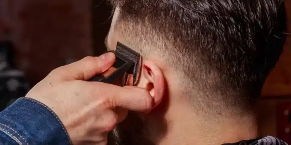 Homem cortando o cabelo (Imagem: Reprodução)