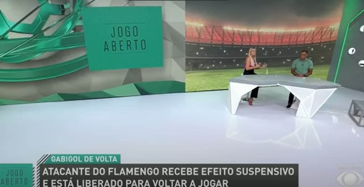 Denílson e Renata Fan paralisam Jogo Aberto para volta de jogador ao Flamengo (Foto: Reprodução/ Band/ YouTube)